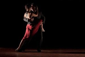 La magia del tango nell'abbraccio di due ballerini