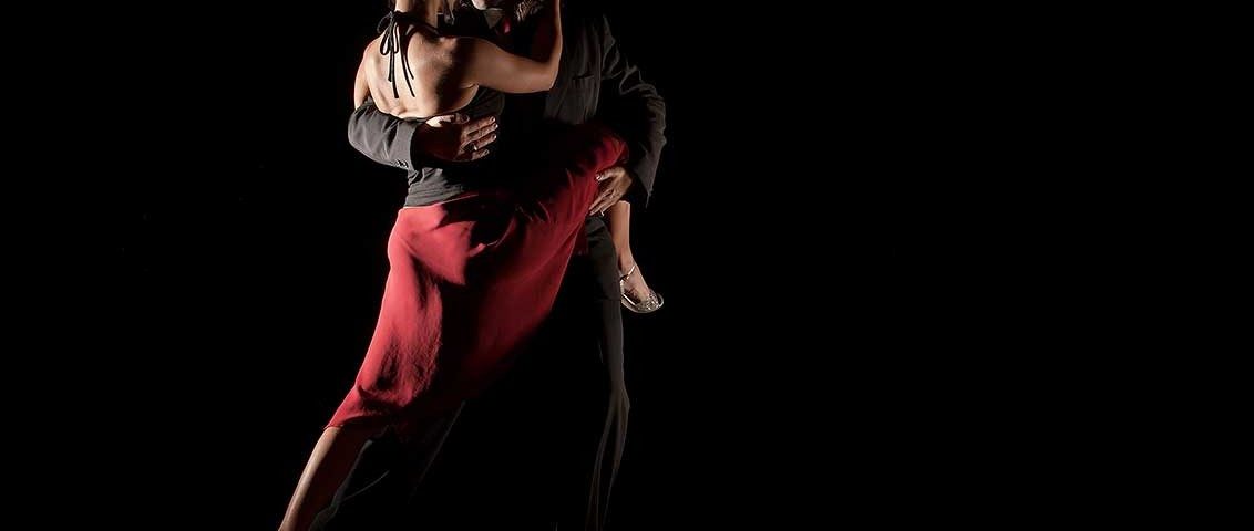 La magia del tango nell'abbraccio di due ballerini