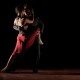 La magia del tango nell'abbraccio di due ballerini